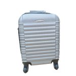 Wizz ingyenes kabinbőrönd 40 x 30 x 20 cm LDV kivehető kerekekkel ezüst szürke