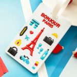 Bőröndcímke repülő stílusban Bonjour Paris dizájnnal fehér színben