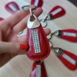 Bőr kulcstartó kristályokkal díszítve piros színben
