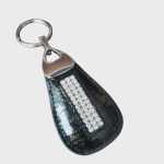 Női bőr kulcstartó kristályokkal díszítve fekete
