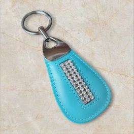 Női bőr kulcstartó kristályokkal díszítve világoskék